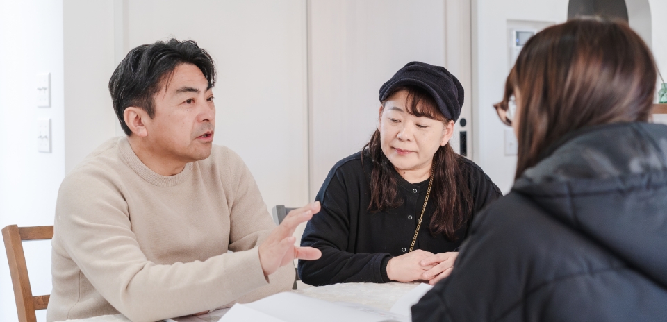 女性が話している写真