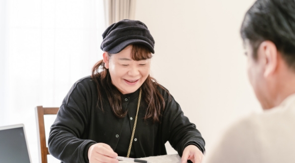 女性が提案している写真